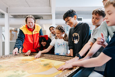 Leerlingen van Openbare Basisschool Syncope in Almere nemen de Van Gogh Museum Edition in ontvangst: een hoogwaardige 3D-reproductie van het werk Zonnebloemen. Foto: Ruben Philipse 