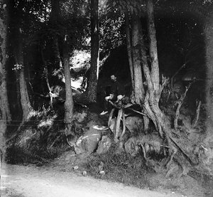 De ontdekte foto uit ca. 1907 van de exacte locatie waar Vincent van Gogh het schilderij Boomwortels schilderde. Foto: Pontoise Museum blog