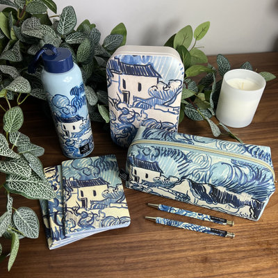 Kantoorartikelen van Blueprint Collections bedrukt met het werk 'Landschap met huizen' van Van Gogh