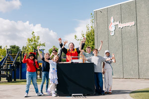 Op Openbare Basisschool Syncope in Almere werd een Van Gogh Museum Edition bezorgd: een hoogwaardige 3D-reproductie van een van de meesterwerken van Vincent van Gogh. Foto: Ruben Philipse