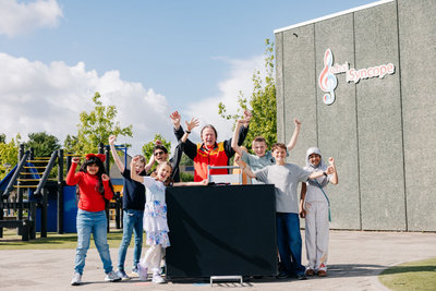 Op Openbare Basisschool Syncope in Almere werd een Van Gogh Museum Edition bezorgd: een hoogwaardige 3D-reproductie van een van de meesterwerken van Vincent van Gogh. Foto: Ruben Philipse