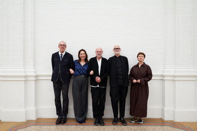 V.l.n.r.: Edwin Becker en Emilie Gordenker (resp. conservator en directeur Van Gogh Museum), Anselm Kiefer, Rein Wolfs en Leontine Coelewij (resp. directeur en conservator Stedelijk Museum Amsterdam), april 2024. Foto: Tomek Dersu Aaron 