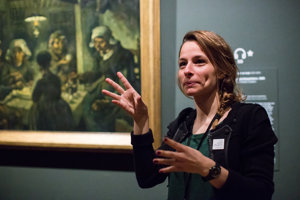 Een rondleider in gebaren in het museum, foto door Brenda Roos