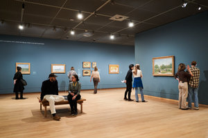 Museumbezoekers kijken naar Van Gogh schilderijen in de vaste collectie. Foto: Tomek Dersu Aaron