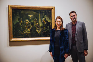 Emilie Gordenker, directeur van het Van Gogh Museum, Christophe Fouquet, CEO van ASML in de ASML Gallery in het Van Gogh Museum bij het werk De aardappeleters (1885) van Vincent van Gogh. Foto: Jelle Draper
