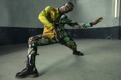 Kledingcollectie Daily Paper x Van Gogh Museum: Christian showt Van Jisi Sunflower jacket en Van Josha broek. 