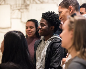 Lachende jongeren in het museum. Foto: Pepijn Nuiten