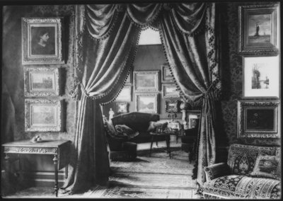 Archieffoto van het interieur van Kunsthandel Goupil & Cie in Den Haag, ca. 1900