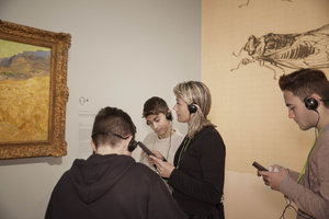Jongeren met audiotour bij Van Goghs schilderij Korenveld met maaier in het Van Gogh Museum. Foto: Maaike Koning