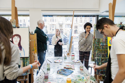 MBO studenten doen mee aan een schilderworkshop. Foto: Jaasir Linger (2019)