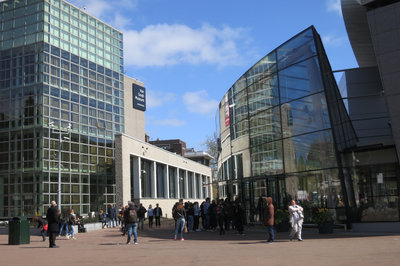 Museumplein 6 met hoofdingang, restaurant en kantoren van het Van Gogh Museum