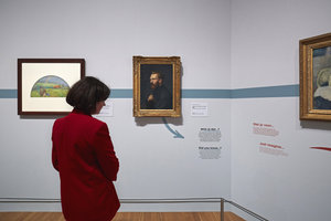 Bezoeker in de tentoonstelling 'Kiezen voor Vincent' (2023), foto: Michael Floor