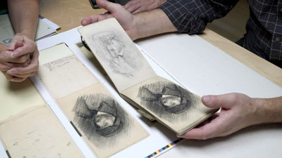 Een bladzijde uit het schetsboek in facsimile naast het originele schetsboekje van Van Gogh