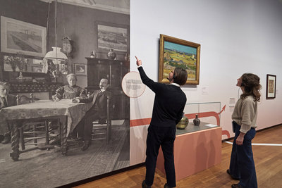 Bezoekers in de tentoonstelling Vincents weg naar wereldroem ('Kiezen voor Vincent') , foto: Michael Floor