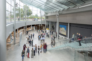Museumbezoekers in de entreehal, fotograaf: Jan Kees Steenman.
