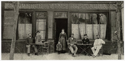 Auberge Ravoux aan de Place de Mairie in Auvers-sur-Oise, met links de eigenaar Arthur Ravoux, 1890. Het laatste adres van Vincent van Gogh