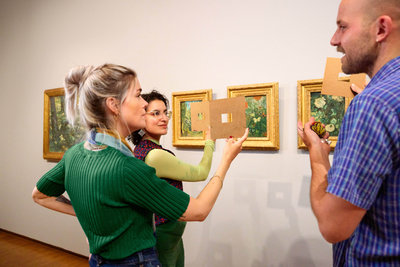 Twee jonge vrouwen doen inspirerende kijkopdrachten tijdens een rondleiding in het Van Gogh Museum. Foto: Suzanne Karsters