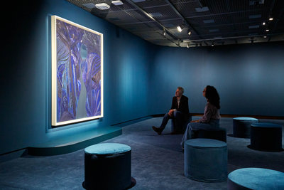 Bezoekers kijken in stilte naar Matthew Wongs schilderij Path to the Sea, in de speciale ruimte in de tentoonstelling. Foto: Michael Floor