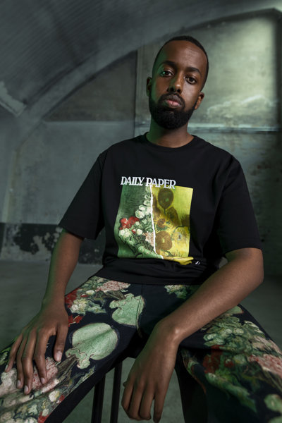 Kledingcollectie Daily Paper x Van Gogh Museum: Beeldbreker Jamal showt de Van Jorbla t-shirt met de Van Joshua broek