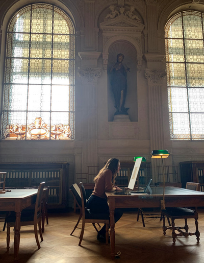 Sara Tas aan het werk in het Louvre