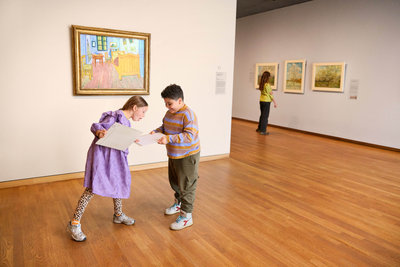 Een meisje en een jongen bekijken elkaars tekeningen bij het schilderij De Slaapkamer van Vincent van Gogh in het Van Gogh Museum . Foto: Suzanne Karsters