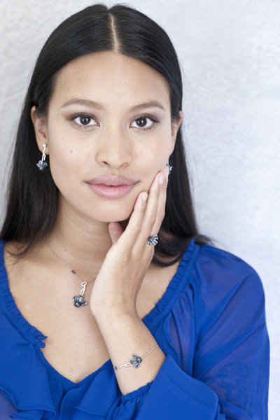 Vrouw met Gassan sieraden