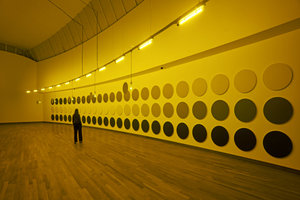 De installatie van Olafur Eliasson in de tentoonstelling Geel. Meer dan Van Goghs lievelingskeur in het Van Gogh Museum