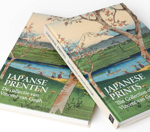 Twee exemplaren van het boek 'Japanse prenten. De collectie van Vincent van Gogh' in Nederlands en Engels