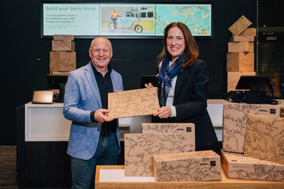 Kees de Lange, Managing Director DHL Express en Emilie Gordenker, algemeen directeur van het Van Gogh Museum bezegelen de samenwerking in de museumwinkel. Foto: David Stegenga