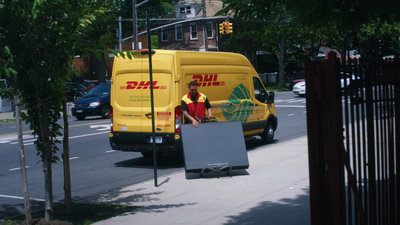  Een DHL-koerier die een Van Gogh Museum Edition bezorgt bij een school in New York voor het Heart for Art programma. Foto: Mals Media 