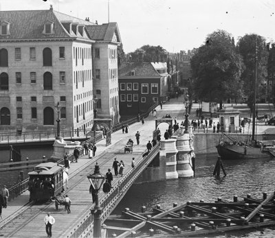 Zwartwitfoto van de Kattenburgerbrug en de Marinewerf waar Vincent van Gogh verbleef in 1877. Foto: Jacob Olie, 1899, Stadsarchief Amsterdam