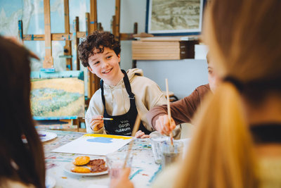 Een kind neemt deel aan een schilderworkshop. Foto: Jelle Draper