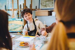 Een kind neemt deel aan een schilderworkshop. Foto: Jelle Draper