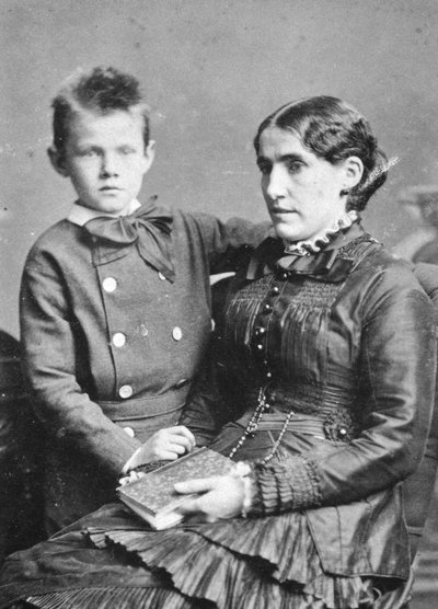 Kee Vos en haar zoon Jan, ca. 1881